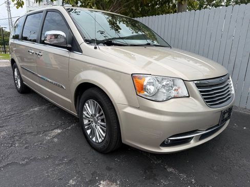 Used 2015 Chrysler Town & Country Touring-L w/ Driver Convenience Group FWD image 1