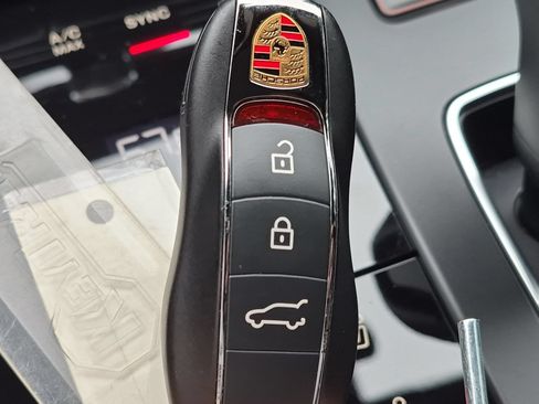 Certified 2025 Porsche Macan Turbo AWD/4WD image 29