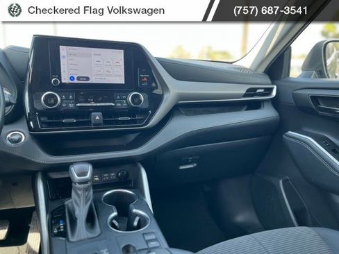 Used 2023 Toyota Highlander LE image 28