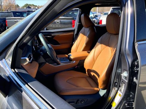 Used 2024 Toyota Highlander Platinum image 8