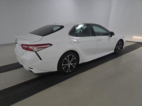 Used 2020 Toyota Camry SE image 3