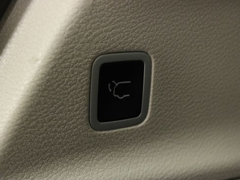 Used 2024 Chrysler Pacifica Touring-L image 14