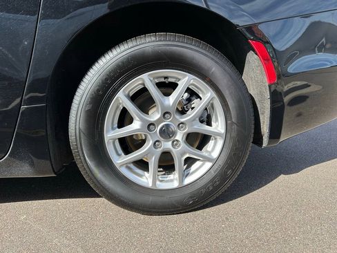 Used 2024 Chrysler Pacifica Touring-L image 12