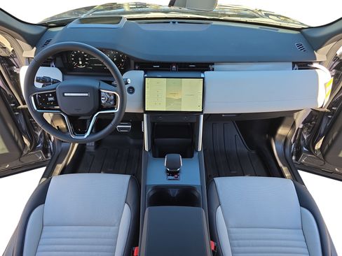 New 2025 Land Rover Discovery Sport Dynamic SE image 9