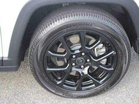 Used 2025 Jeep Compass Latitude w/ Convenience Group AWD/4WD image 35