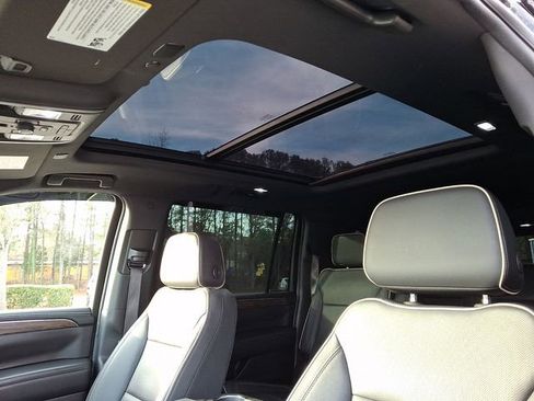 Used 2024 Chevrolet Suburban Premier image 19