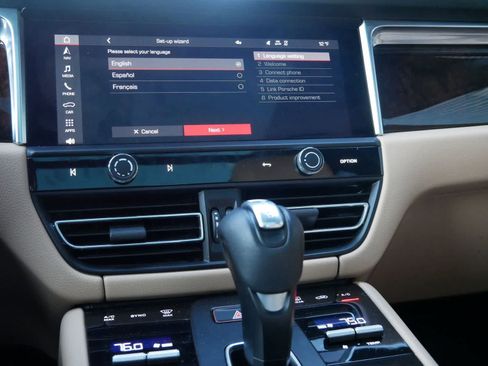 Certified 2024 Porsche Macan image 17