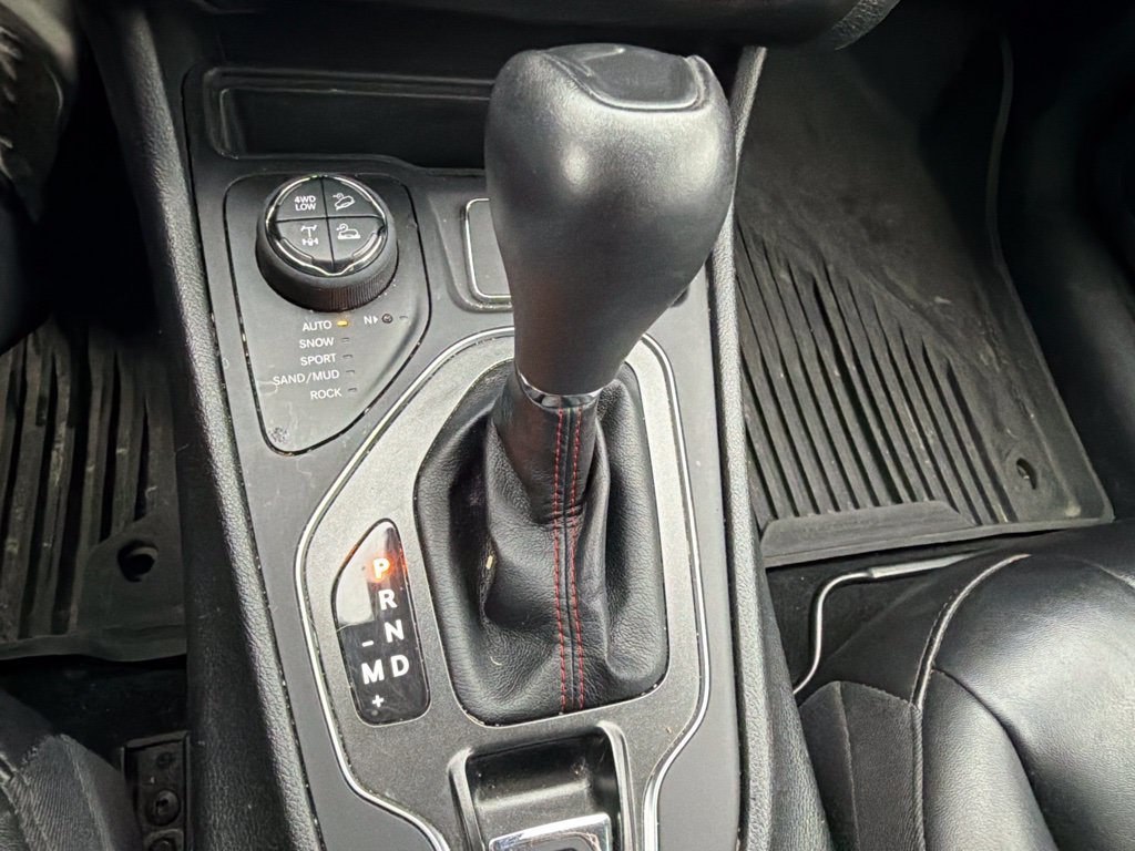 Used 2021 Jeep Cherokee Trailhawk AWD/4WD image 13