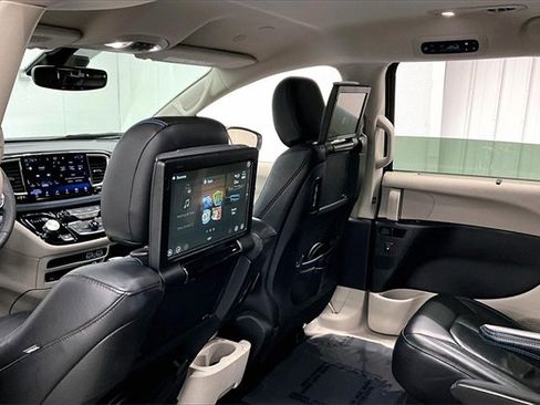 Used 2021 Chrysler Pacifica Touring-L w/ Uconnect Theater Family Group image 28