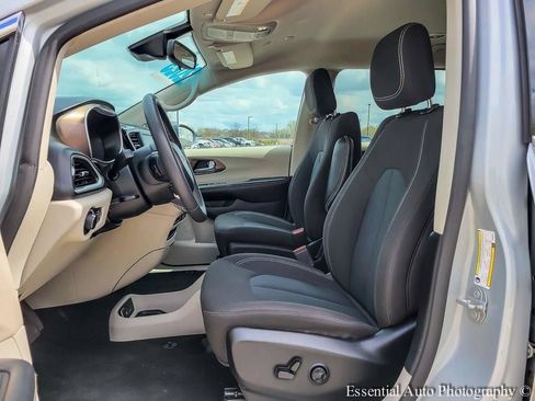 Used 2023 Chrysler Voyager LX FWD image 8