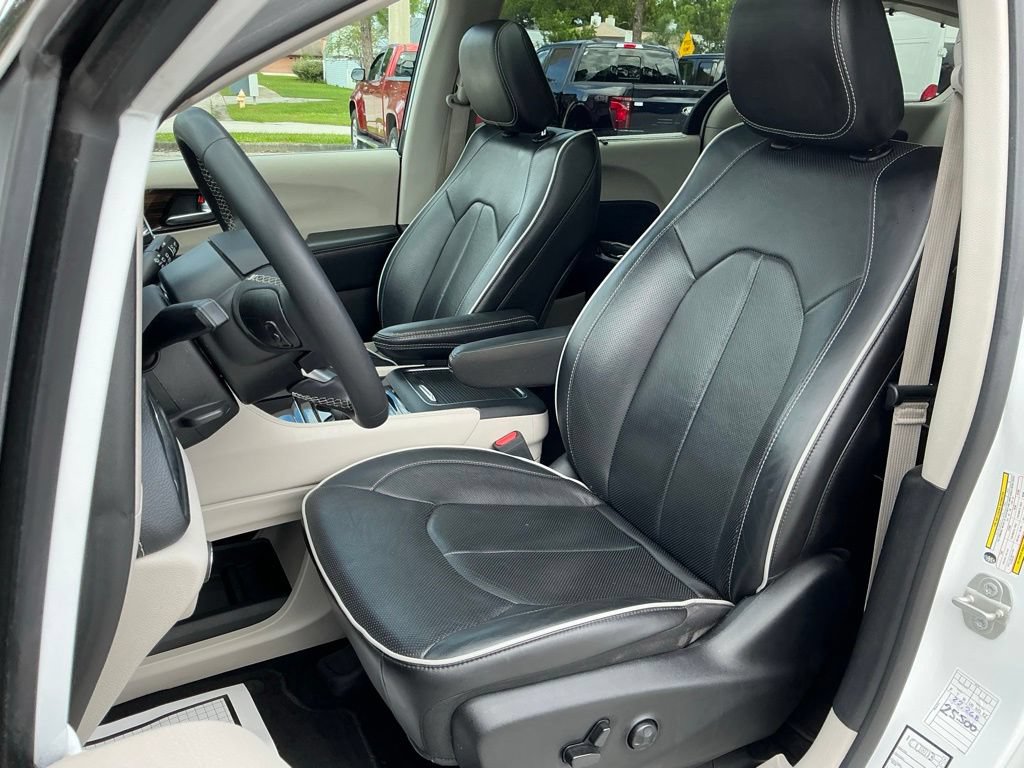 Used 2023 Chrysler Pacifica Limited FWD image 33
