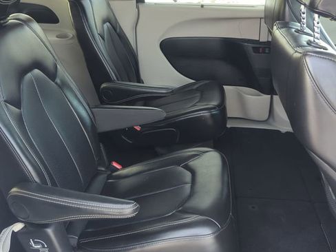 Used 2024 Chrysler Pacifica Touring-L FWD image 24