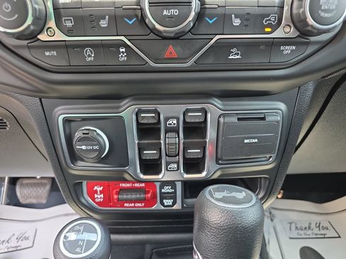 Used 2023 Jeep Wrangler Unlimited Rubicon w/ Cold Weather Group AWD/4WD image 27