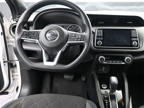 Used 2018 Nissan Kicks SV image 11