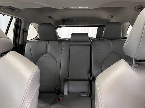 Used 2020 Toyota Highlander XLE AWD/4WD image 37