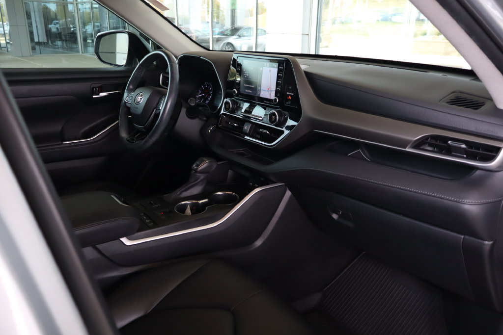 Used 2020 Toyota Highlander XLE AWD/4WD image 38