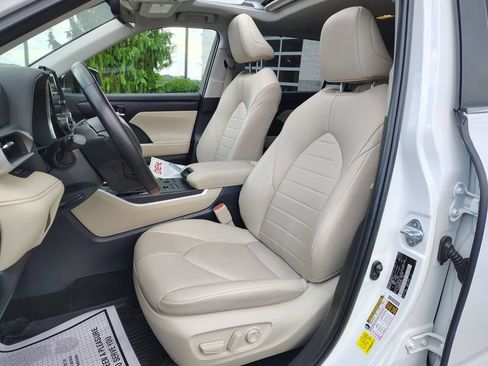 Used 2023 Toyota Highlander XLE AWD/4WD image 12