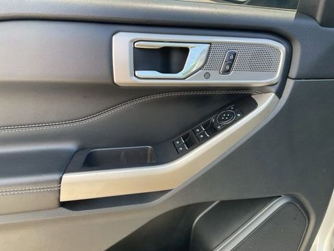 Used 2023 Ford Explorer Limited image 28