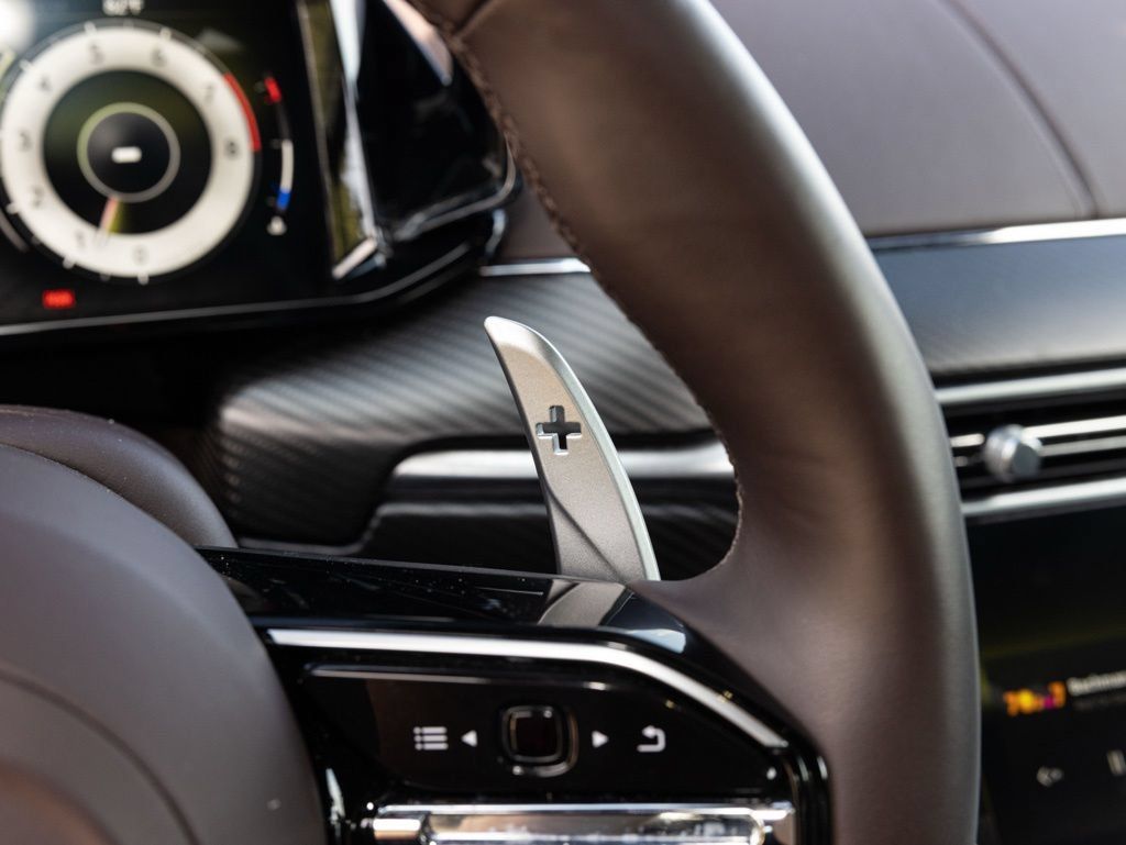 Used 2025 Aston Martin V8 Vantage Coupe RWD image 33
