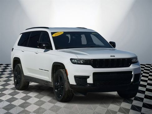 Used 2023 Jeep Grand Cherokee L Laredo image 4