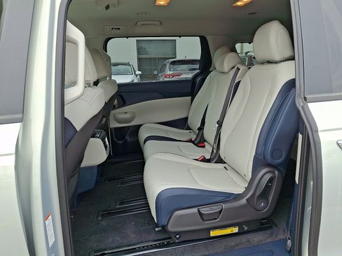 New 2026 Kia Carnival EX image 11