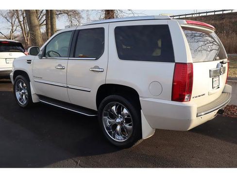 Used 2007 Cadillac Escalade AWD w/ Information Package image 6