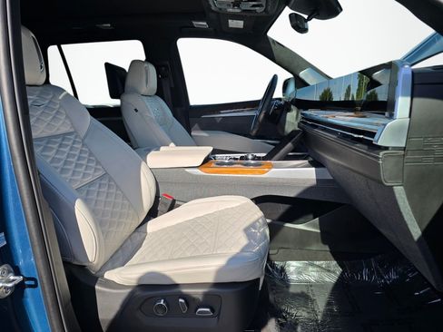Used 2025 Cadillac Escalade Sport Platinum AWD/4WD image 32