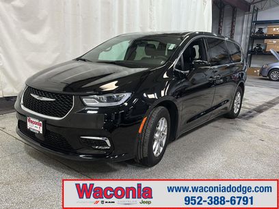 Used 2025 Chrysler Pacifica Select