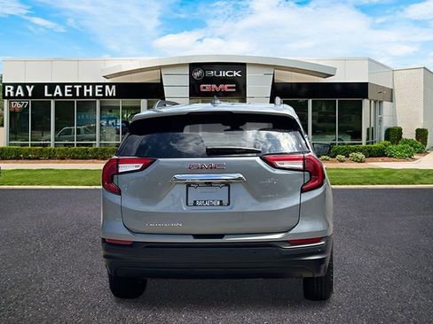 Used 2023 GMC Terrain SLE w/ Driver Convenience Package FWD image 4