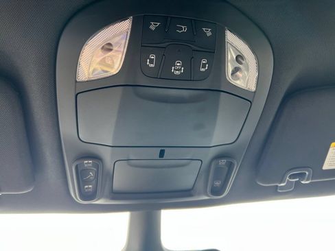 Used 2025 Chrysler Pacifica Limited FWD image 17