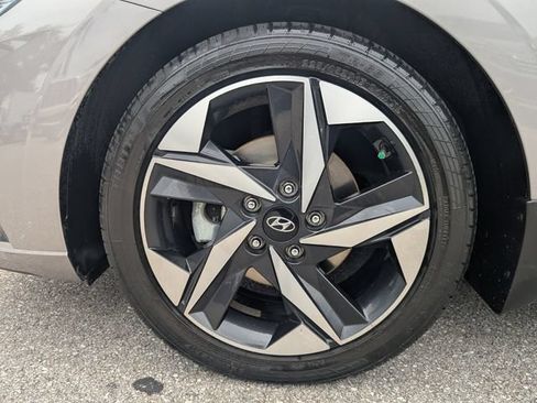 Used 2022 Hyundai Elantra SEL w/ Convenience + Premium Package FWD image 9