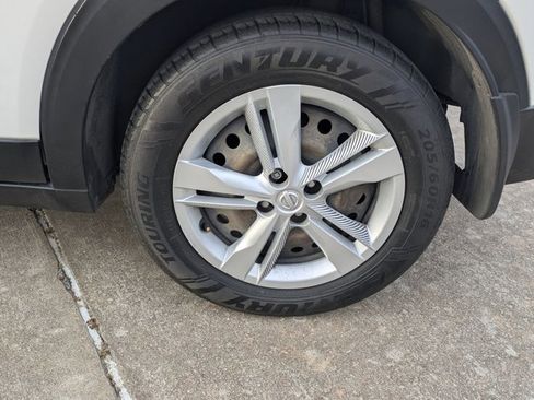 Used 2020 Nissan Kicks S image 9