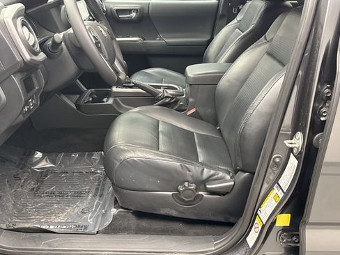 Used 2019 Toyota Tacoma TRD Sport AWD/4WD image 11