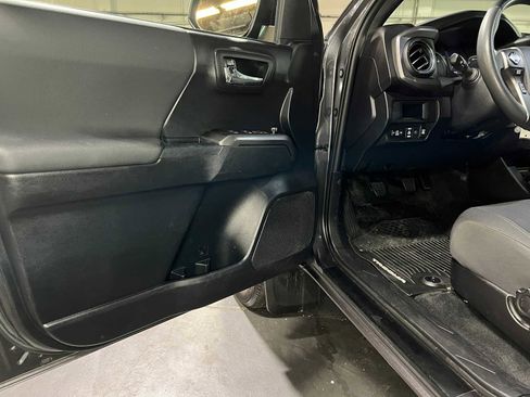 Used 2018 Toyota Tacoma TRD Sport AWD/4WD image 19