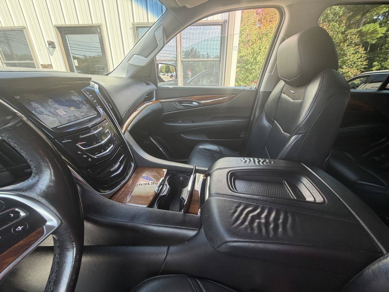 Used 2015 Cadillac Escalade Luxury AWD/4WD image 16