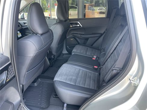 Used 2025 Mitsubishi Outlander SE AWD/4WD image 14