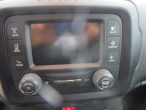 Used 2017 Jeep Renegade Latitude image 27