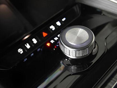 Used 2023 Jeep Wagoneer L Series II image 32