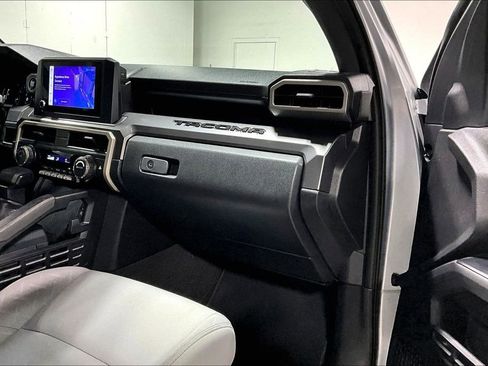 Used 2025 Toyota Tacoma SR5 AWD/4WD image 19