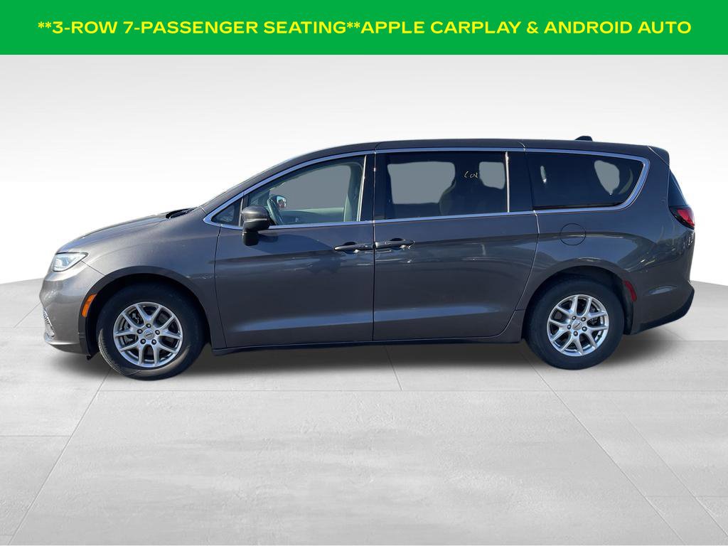 Used 2023 Chrysler Pacifica Touring-L FWD image 3