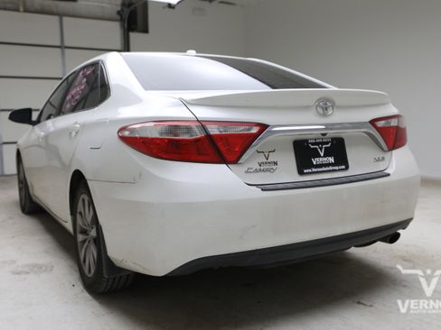 Used 2017 Toyota Camry XLE w/ Moonroof Package FWD image 2