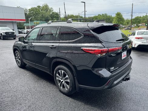 Used 2022 Toyota Highlander XLE AWD/4WD image 7