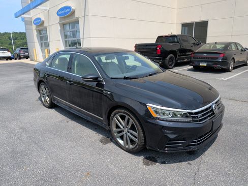 Used 2017 Volkswagen Passat 1.8T R-Line w/ R-Line Lighting Package FWD image 1