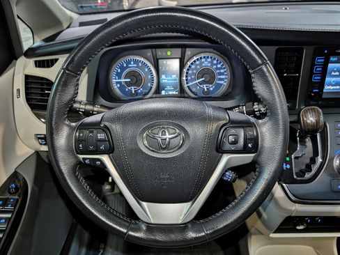 Used 2017 Toyota Sienna FWD image 35