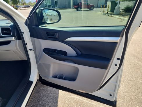 Used 2019 Toyota Highlander Plus AWD/4WD image 16