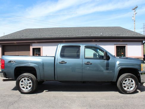 Used 2011 Chevrolet Silverado 2500 LT w/ Interior Plus Package AWD/4WD image 3