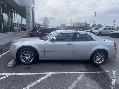 Used 2010 Chrysler 300 Touring image 11