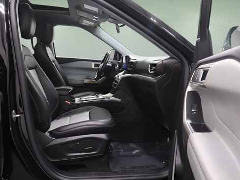 Used 2023 Ford Explorer XLT w/ Equipment Group 202A AWD/4WD image 17