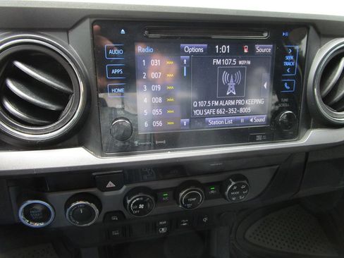 Used 2018 Toyota Tacoma TRD Off-Road AWD/4WD image 31