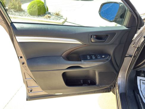 Used 2019 Toyota Highlander LE FWD image 11
